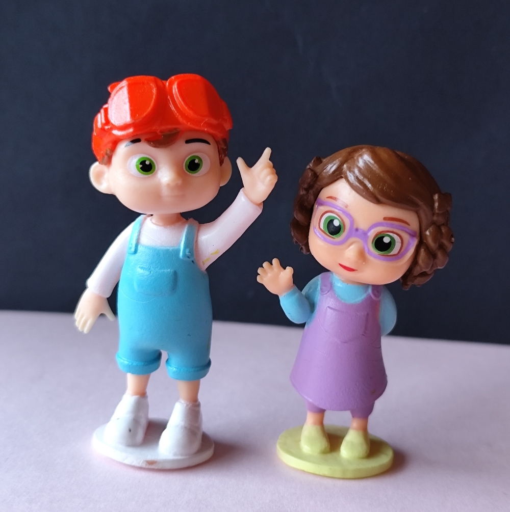 3/$20💗CoComelon figure cake topper lot of 2